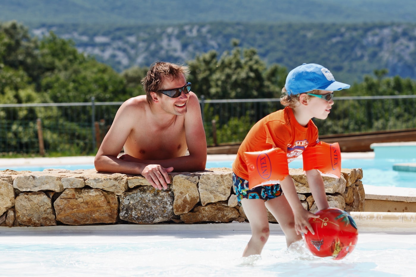 famille à la piscine du camping en Ardèche