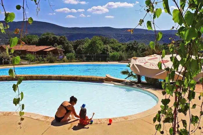 camping familial piscine Ardèche