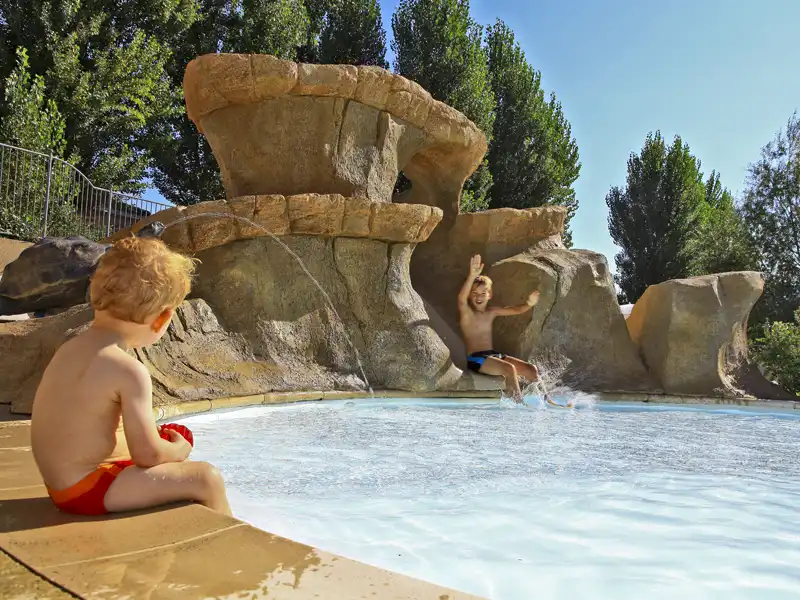 Camping avec pataugeoire pour les enfants