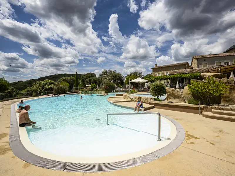 Camping 5 étoiles avec piscine chauffée en Ardèche